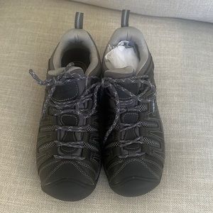Keen size 9 Womens utility shoe, Never Worn